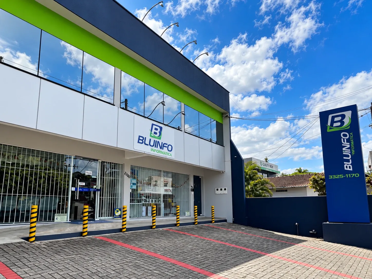 Fachada da loja Bluinfo Informática na Rua General Osório, Blumenau